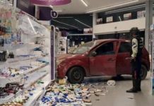 Conductora perdió el control y chøcó contra Farmatodo del Peñón del Faro en Lechería (+ Detalles)
