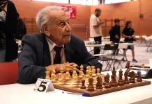 Don Manuel sigue moviendo peones y torres como si el tiempo no pasara: tiene 104 años y es el ajedrecista más longevo del planeta