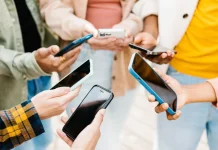 Estudios revelan que retrasar la entrega del Primer Smartphone mejora el bienestar psicológico del ser humano