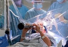 Mujer diagnosticada con Pärkinson tocó el clarinete mientras la operaban del cerebro para guiar a los cirujanos