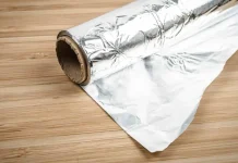 Papel de aluminio: descubre por qué tiene un lado brillante y otro mate y cómo usarlo correctamente en tu cocina