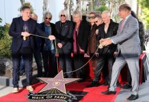 La agrupación Def Leppard recibió su estrella en el Paseo de la Fama de Hollywood junto a Jon Bon Jovi