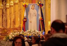Multitud caraqueña acompañó procesión por la canonización de José Gregorio Hernández y Carmen Rendiles