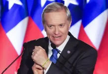 José Antonio Kast pide votos para la segunda vuelta en Chile, a un lado de Evelyn Matthei