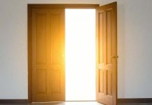 Dormir con la puerta abierta revela rásgos de personalidad sorprendentes y muestra cómo la confianza y la sociabilidad se reflejan incluso en los hábitos nocturnos