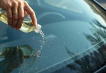 Un viejo truco de hogar podría cambiar la forma en que ves el camino bajo la lluvia mientras conduces