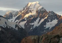 Tragëdia en el Monte Cook: dan por muêrtôs a dos alpinistas tras caída en la cima más alta de Nueva Zelanda