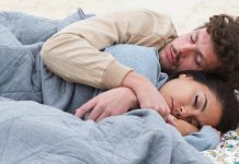 Las mujeres duermen entre 10 y 30 minutos más por noche que los hombres, pero su calidad de sueño es peor, según expertos