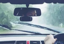 Cómo desempañar los cristales del coche y conducir seguro en invierno: el truco que no te cuentan