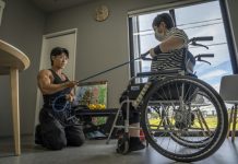 Jóvenes culturistas en Japón usan también su füerza para los cuidados sanitarios de los adultos mayores