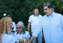 «Las comunas tienen que ser autónomas, autogobierno, libres, soberanas y rebeldes, no se pueden dejar colonïzar por nadie», así lo exhortó Maduro
