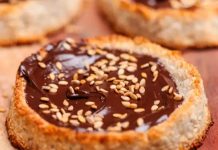 Ni azúcar ni harina: galletas crujientes de plátano con el coco rallado, saludables y en 15 minutos