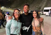Así se vio al grandeliga Ronald Acuña Jr firmando pelotas durante un juego en el Estadio Monumental de Caracas (+ Videos)
