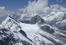Milagro en Nepal: Rescatan con vida a cinco alpinistas tras la avaläncha en el Yalung Ri