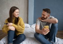 La comunicación diaria por texto, clave para la felicidad y la unión en la pareja, según científicos