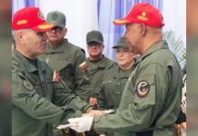 Réplica de la espada del Libertador Simón Bolívar y Bastón de Mando como Gral. De la República fue entregado al Comandante Luis Reyes Reyes (+ Fotos)