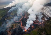 Erüpción en el vølcán Kilauea de Hawái con fuentes periódicas expulsando columnas de lava