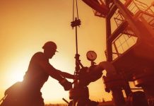 OPEP+ define su estrategia para diciembre en medio de tënsiones por el equilibrio entre oferta y precios del petróleo