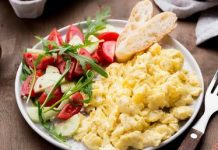 El secreto de los chefs para unos huevos revueltos ultra cremosos que puedes preparar en casa