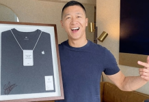Sam Sung, el empleado que se hizo viral por la rivalidad Apple-Samsung, dona las ganancias de su credencial (+ Detalles)