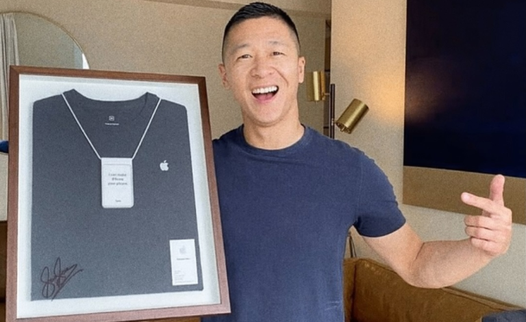 Sam Sung, el empleado que se hizo viral por la rivalidad Apple-Samsung, dona las ganancias de su credencial (+ Detalles)