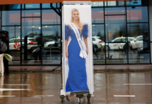Miss Estonia 2025 viajó a Tailandia para el Miss Universo como una muñeca «de colección» (+ Video)
