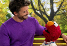 El actor Jonathan Bailey conversó con Elmo sobre la importancia de «respirar y conectarse con uno mismo» (+ Detalles)