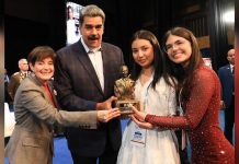 Jóvenes anzoatiguenses, Michelle Carneiro y Alexandra Sánchez fueron galardonadas con el Premio Luis Zambrano de manos del Presidente