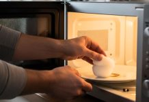 El uso del microondas como esterilizador efectivo en la eliminación de bactêrias: conoce para qué sirve colocar algodón en el electrodoméstico
