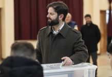 Gabriel Boric vota en Punta Arenas mientras Chile acude a las urnas en primera vuelta de elecciones presidenciales y legislativas