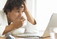 “Si estan delante de la computadora es mejor beber agua que comer cualquier snack o dulce», explican los expertos