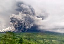 Erüpción repentina del vølcán Semeru en Indonesia desata alêrta máxima y provøca evacuacïones (+ Fotos)