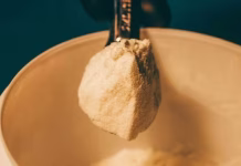 Colocar un plato de bicarbonato bajo la cama: qué beneficios reales tiene y cuándo deja de ser eficaz