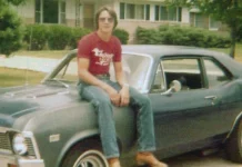 Un viaje por carretera se convirtió en una noche inesperada: su auto se avęrió y acabó entrando en una casa abandønada