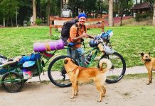 Del desamor a la aventura: joven recorre Argentina y Uruguay en bicicleta con sus perros (+ Fotos)