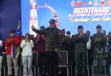 Jefe de Estado pide máximo compromiso institucional ante tensiønes con Estados Unidos durante acto conmemorativo