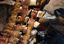 El secreto del asado perfecto: por qué el asador a fuęgo lento con leña supera al horno y la parrilla para lograr una carne más tierna y sabrosa