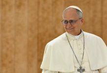 Papa León XIV pide supervisión tecnológica estricta para proteger la dignidad de la infancia ante la IA