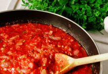 La mejor salsa de tomate se prepara con un buen sofrito: indispensable para pizza, pasta, albóndigas o guisos ¡Tiene sus truquitos!