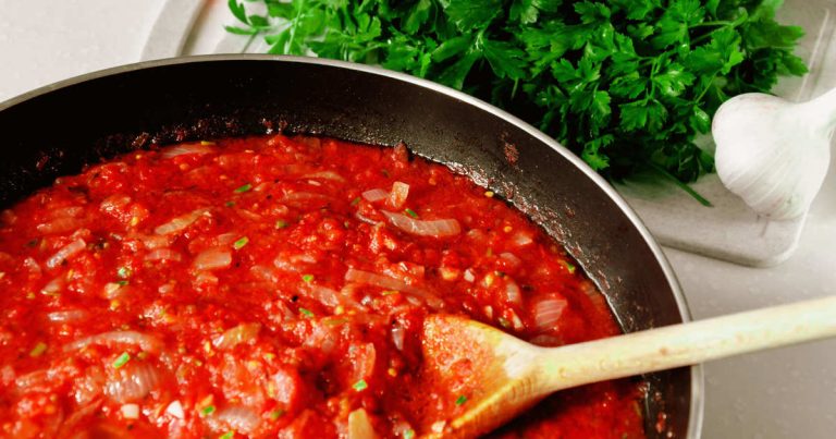 La mejor salsa de tomate se prepara con un buen sofrito: indispensable para pizza, pasta, albóndigas o guisos ¡Tiene sus truquitos!