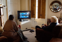 Una pareja de abuelos juega Mario Kart todas las mañanas para decidir quién prepara el café (+ Detalles)