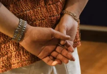 Caminar con las manos detrás de la espalda: lo que esta postura revela sobre nuestra mente y personalidad