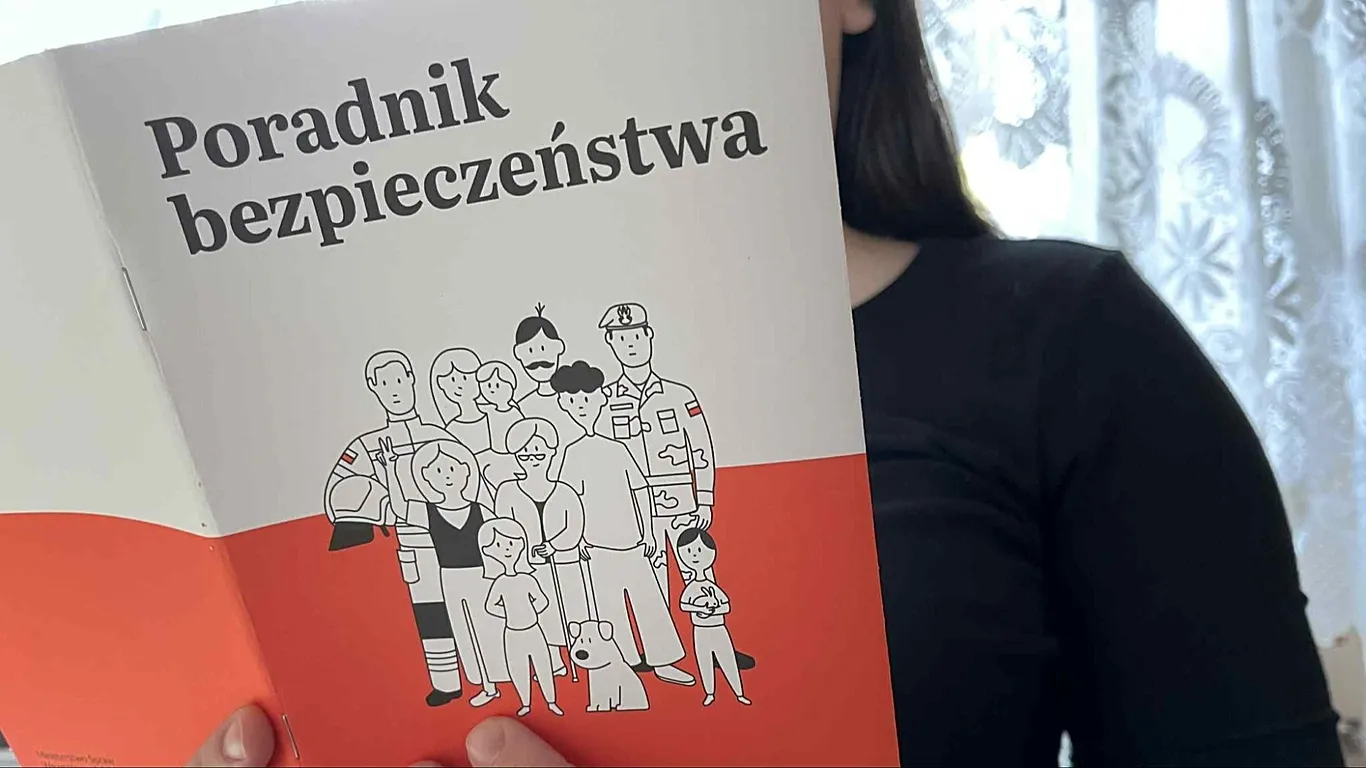 Casa por casa: Gobierno polaco comienza a repartir una Guía de Seguridad que va desde catástrøfes naturales a acciones híbridas (+ Foto)