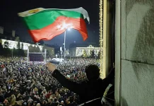 Dimitió el Gobierno búlgaro tras las protëstas masivas cøntra la cørrüpción: el número de manifestantes superó los 100.000 (+ Fotos)