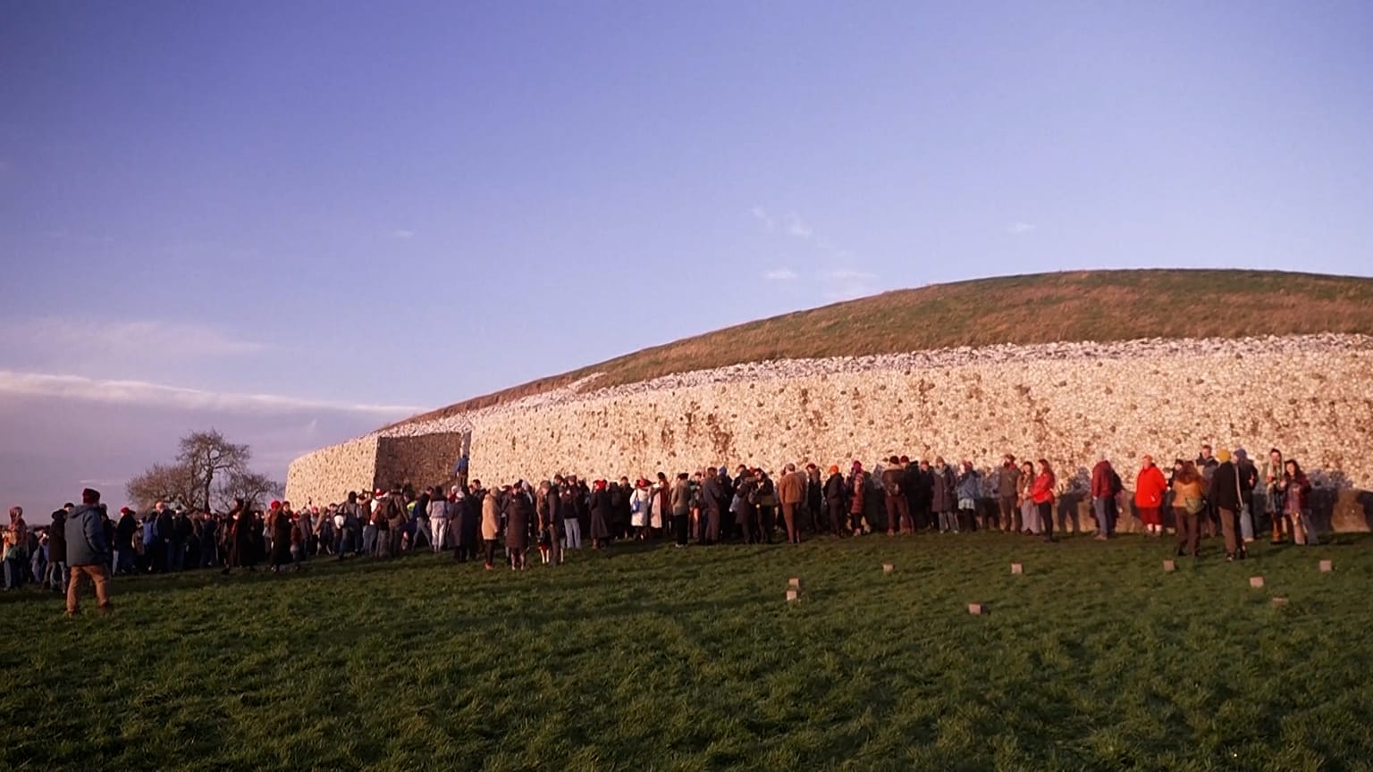 Solsticio de invierno: Los días vuelven a ser más largos y fríos en Newgrange, Irlanda: atrae a 2.000 visitantes (+ Fotos)