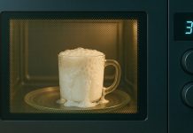El calentÄmiento irregular de agua y leche en el microondas no solo quemÄ, sino que degrÄda nutrientes clave como las vitaminas del grupo B