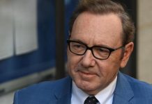 El actor estadounidense Kevin Spacey regresa a la televisión con la serie italiana “Minimarket”