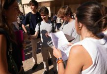 Leer en voz alta y escribir a mano: expertos abogan por estudiar como en la Edad Media para evitar el abüso de la IA entre los universitarios