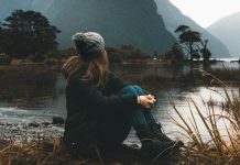 Qué significa preferir la soledad aun en medio de compañía: cuándo el silencio interno vale más que el ruido externo