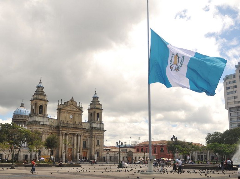 Guatemala decreta tres días de lüto nacional tras la muËrte de 15 personas en un accidËnte en Nahualá